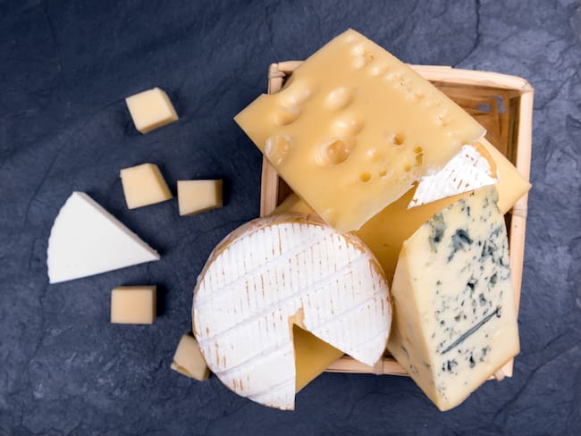 Porciones de diferentes tipos de queso (Foto vía Getty Images)
