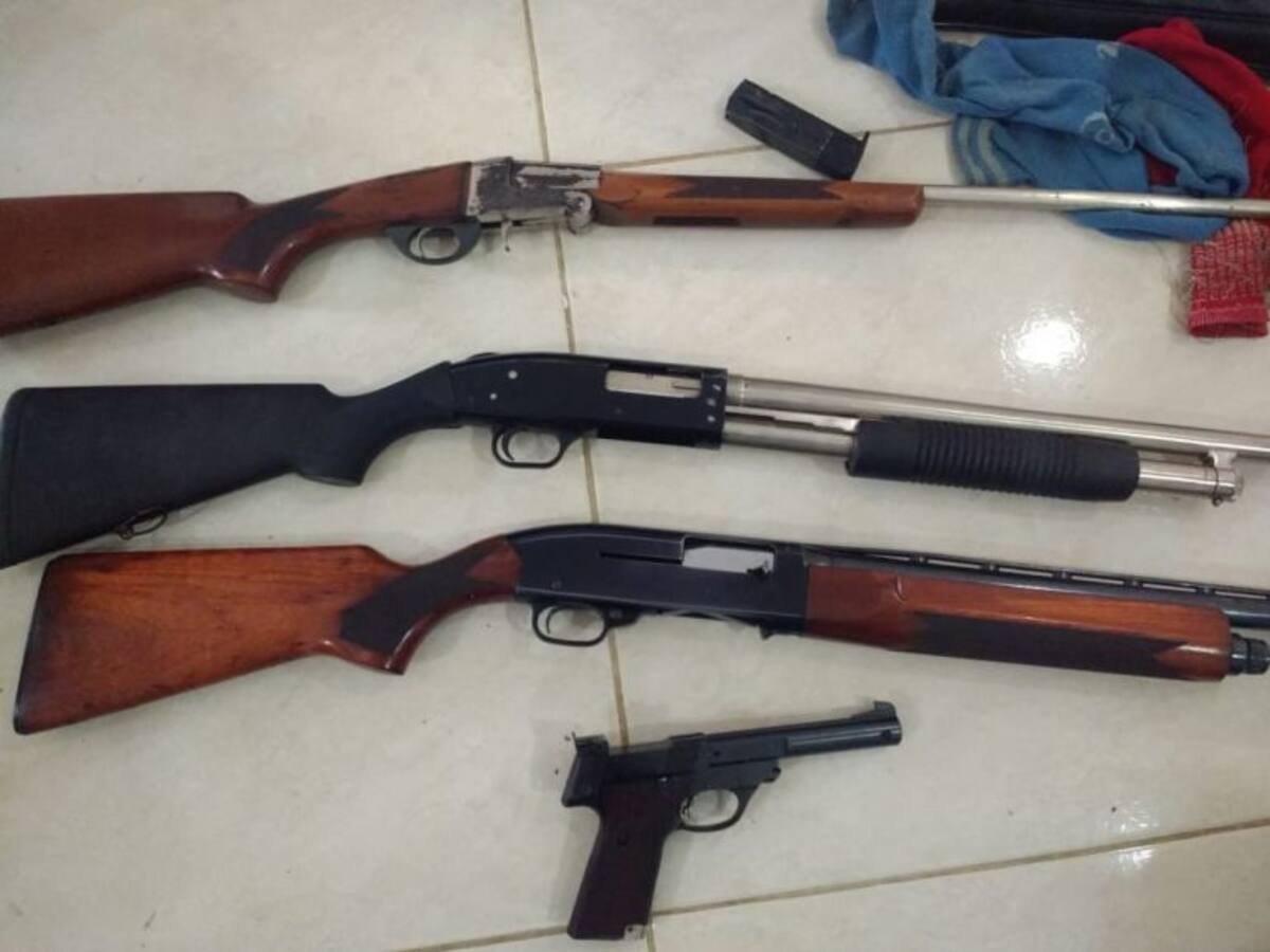 Hallan escopetas y pistola debajo de un colchón en Juan de Acosta