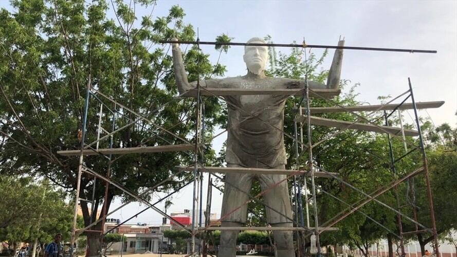 En Santa Marta están construyendo escultura en homenaje a Falcao García. Foto: Lizbeth Rodríguez (W Radio)