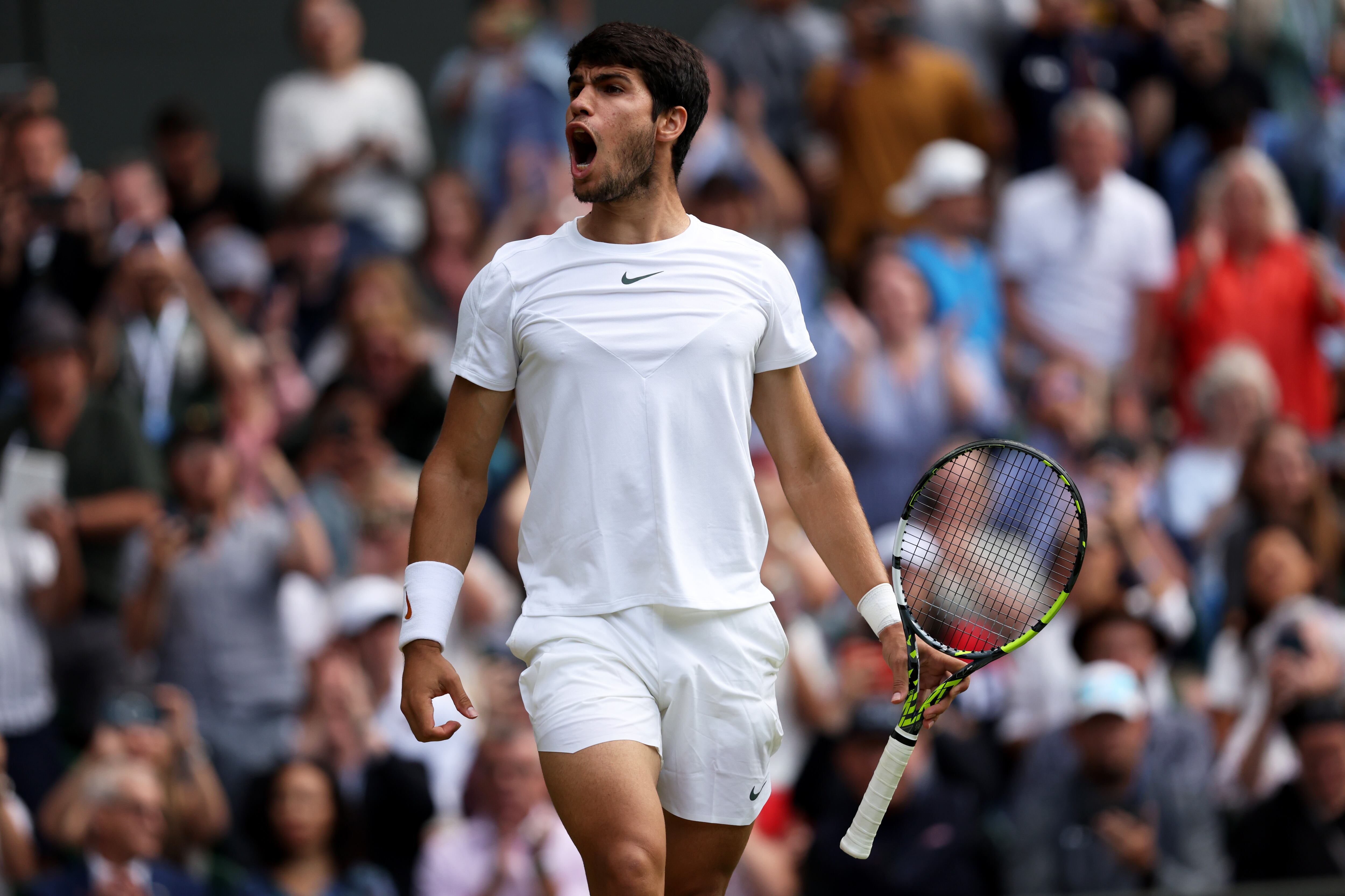 Alcaraz celebra su pase a la semifinal al derrotar a Holger Rune (Photo by Clive Brunskill/Getty Images)