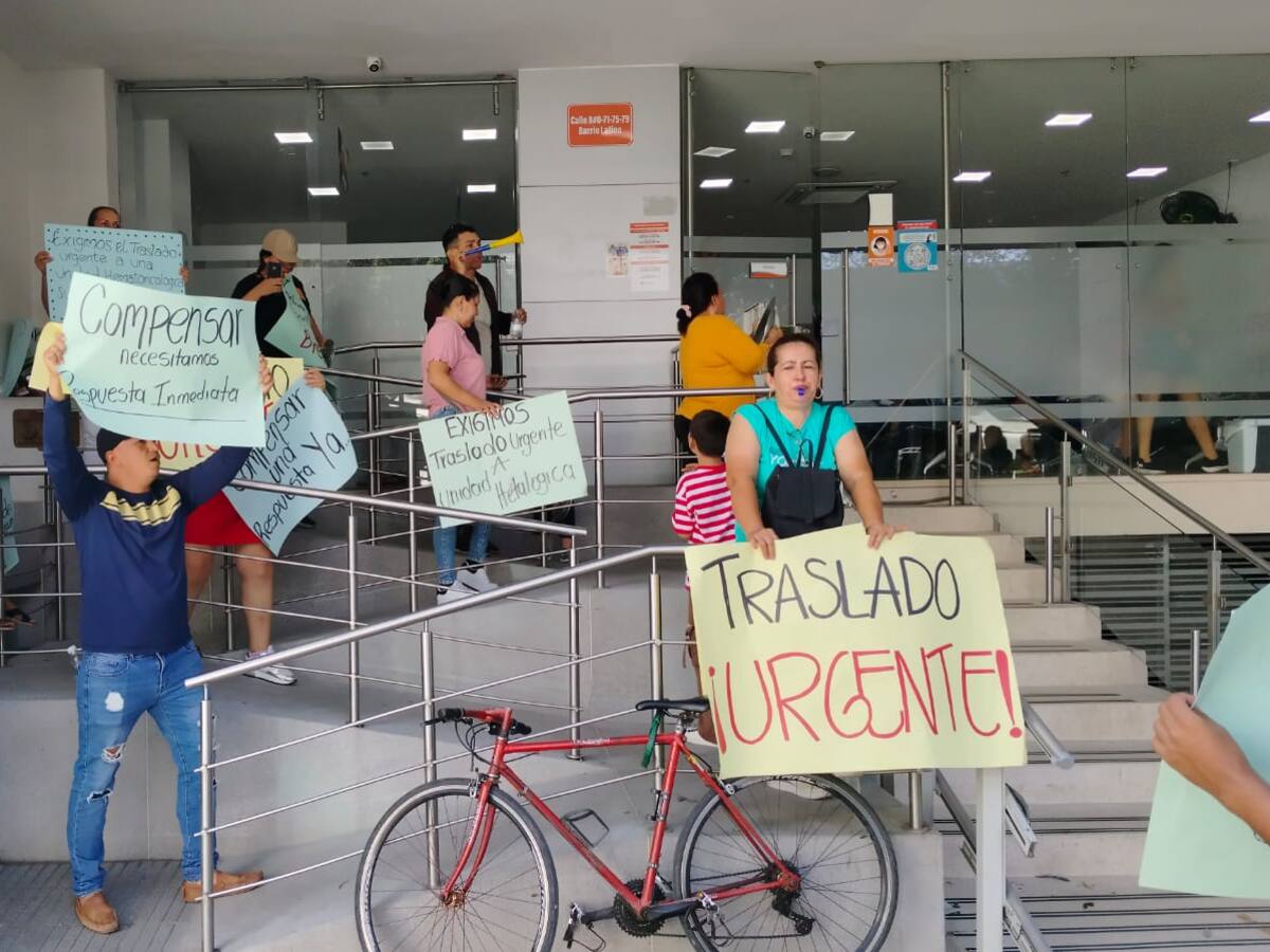 Familiares de paciente protestaron frente a EPS exigiendo su traslado