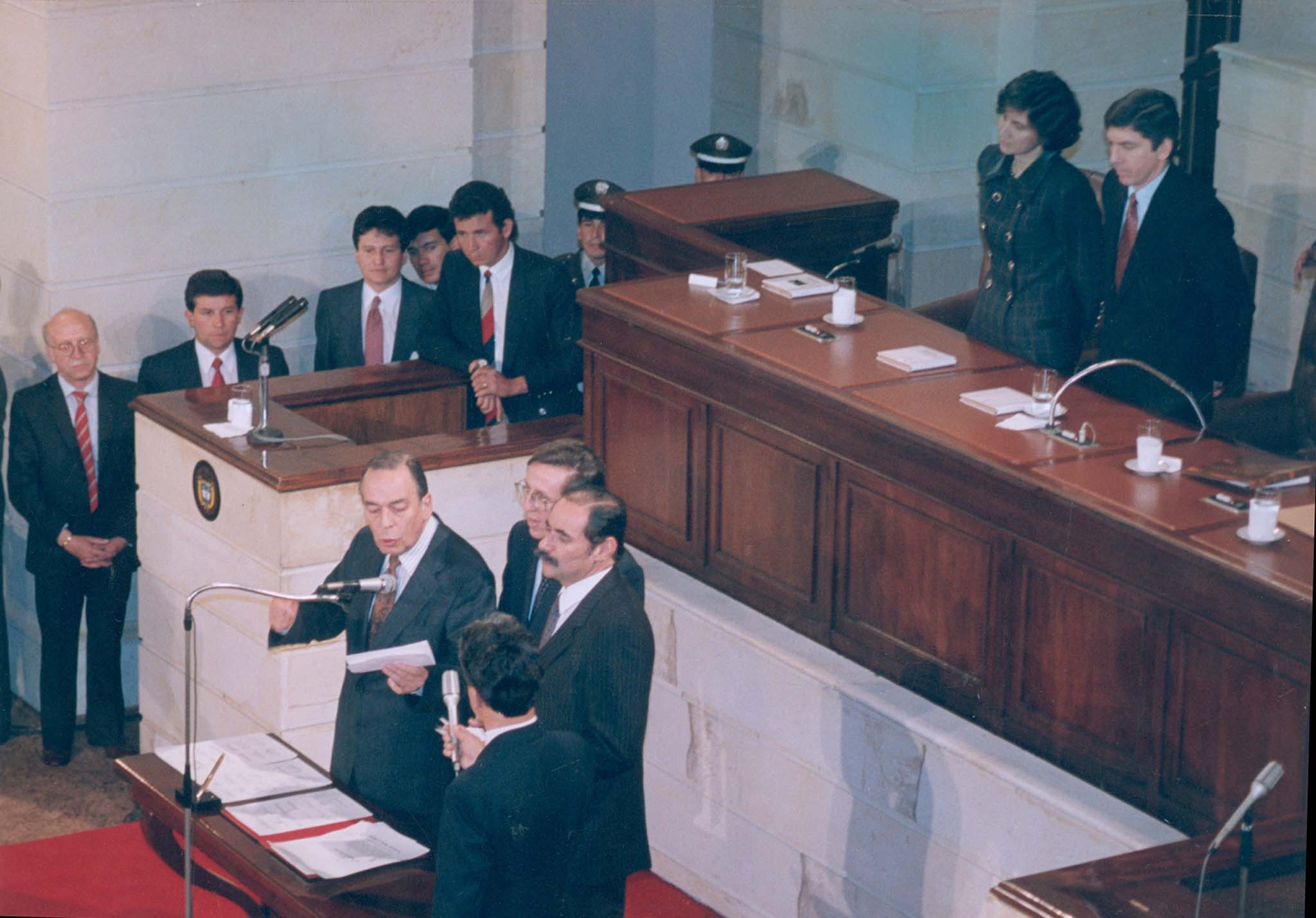 LA FIRMA DE LA CONSTITUCIONBOGOTA, OCT. 28.- EL DIRIGENTE CONSERVADOR ALVARO GOMEZ, EN EL CAPITOLIO, DURANTE LA FIRMA DE LA CONSTITUCION DE 1991 (ARCHIVO - COLPRENSA).