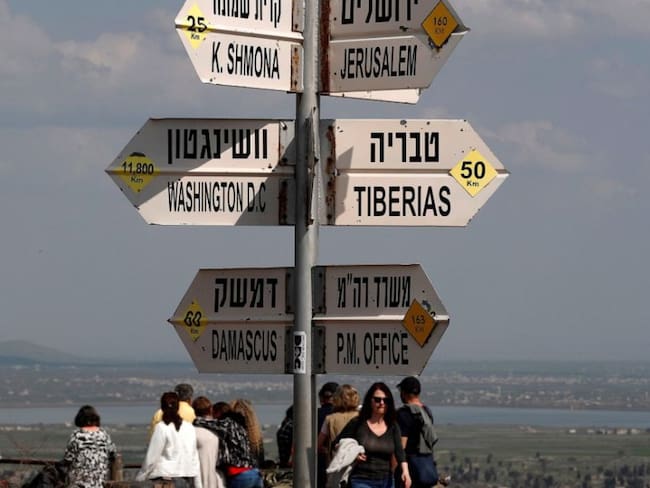 Varios turistas observan el lado sirio desde el paso fronterizo de Ben Tal, en los Altos del Golán (Israel).
