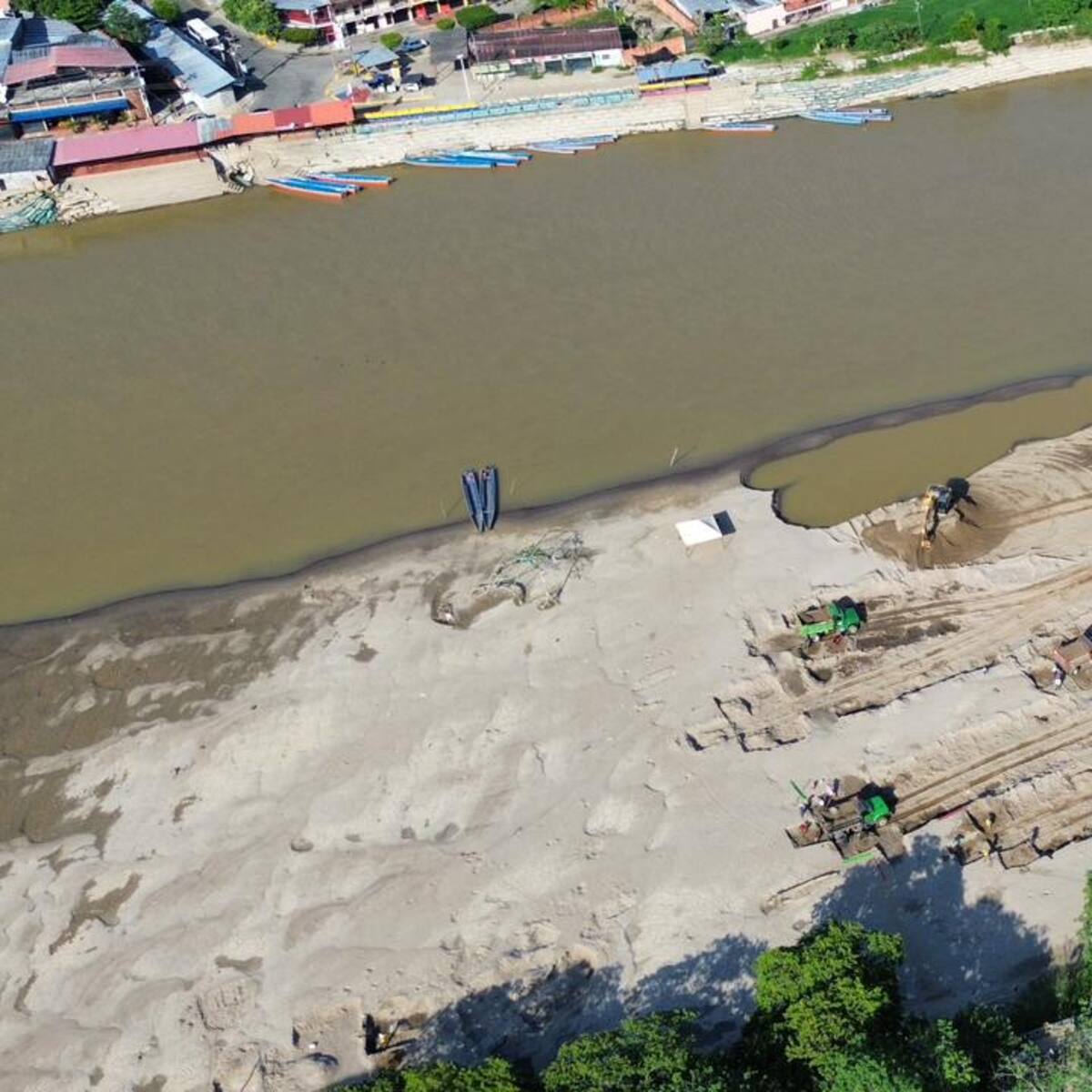 Denuncian al alcalde de Arauca por presuntamente intervenir sin permiso el río con maquinaria pesada