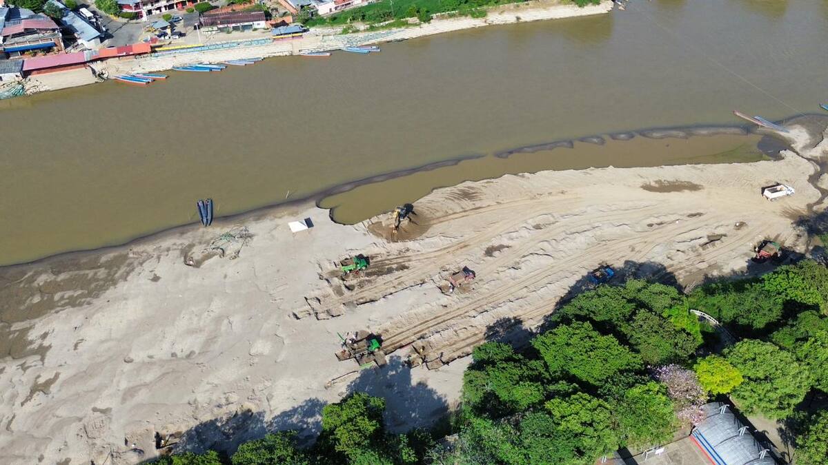 Denuncian al alcalde de Arauca por presuntamente intervenir sin permiso el río con maquinaria pesada