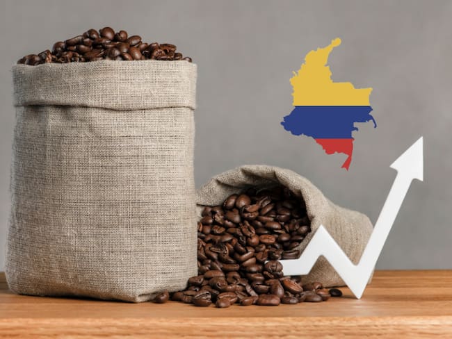Granos de café, un mapa de Colombia y gráfica de fluctuación hacia arriba (Fotos vía Getty Images).