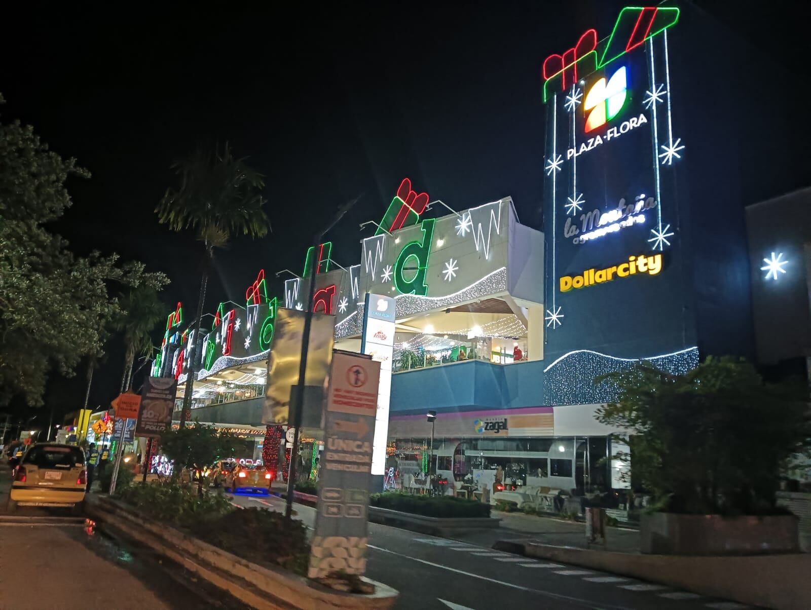 Hermoso alumbrado navideño en el Centro Comercial Plaza Flora en Armenia. Foto: Adrián Trejos