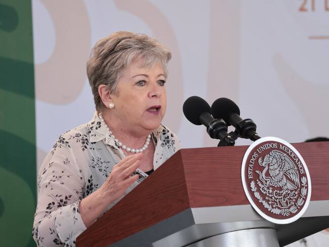 MEX2495. OAXACA (MÉXICO), 21/03/2024.- Fotografía cedida por la Presidencia de México que muestra la canciller mexicana, Alicia Bárcena, durante una rueda de prensa de Presidencia este jueves, en el estado de Oaxaca (México). El Gobierno de México presentó un 'amicus curiae' ante la Corte de Apelaciones del Quinto Circuito en Nueva Orleans de Estados Unidos contra la ley SB4 de Texas, que permite a autoridades estatales detener y deportar migrantes, según anunció Bárcena. EFE/ Presidencia De México SÓLO USO EDITORIAL/SÓLO DISPONIBLE PARA ILUSTRAR LA NOTICIA QUE ACOMPAÑA (CRÉDITO OBLIGATORIO)