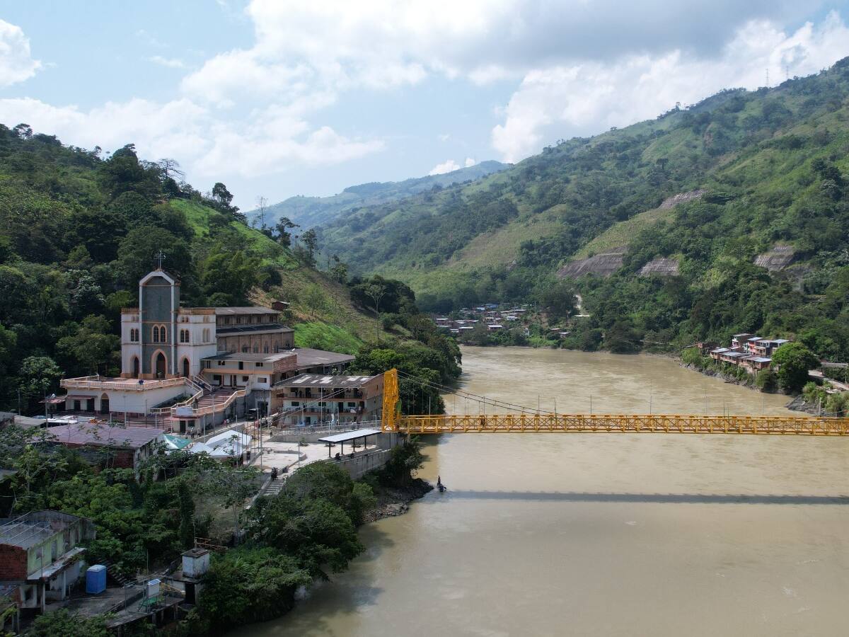 Después de casi 6 años se entregó el puente Simón Bolívar en Puerto Valdivia