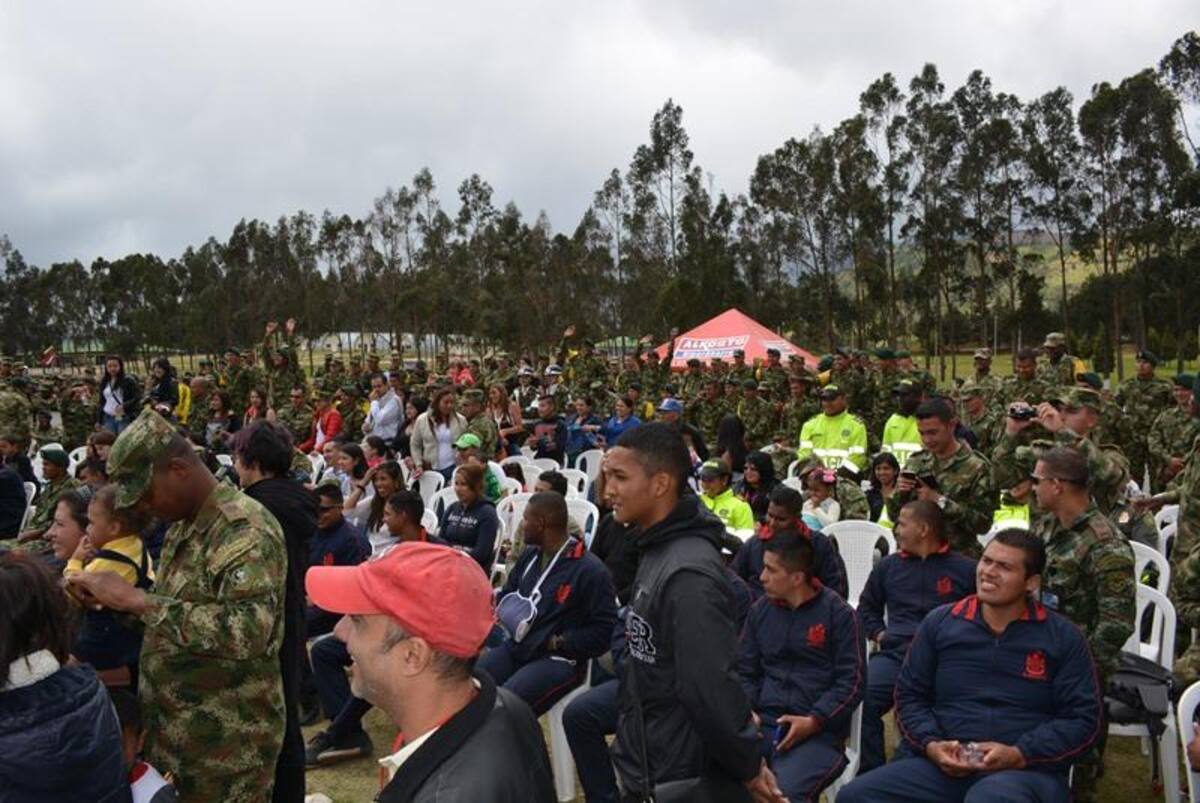 El artista colombiano se tomó fotos con los uniformados. Foto: Caracol Radio
