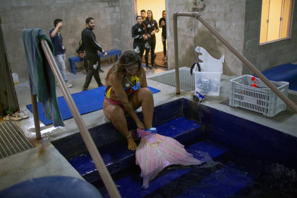  "No queríamos que fuese solo un espectáculo de mujeres vestidas de sirenas lanzando besos, sin transmitir ninguna educación al público", explica Paulo Salomao, un biólogo educador del Acuario de Rio de Janeiro.