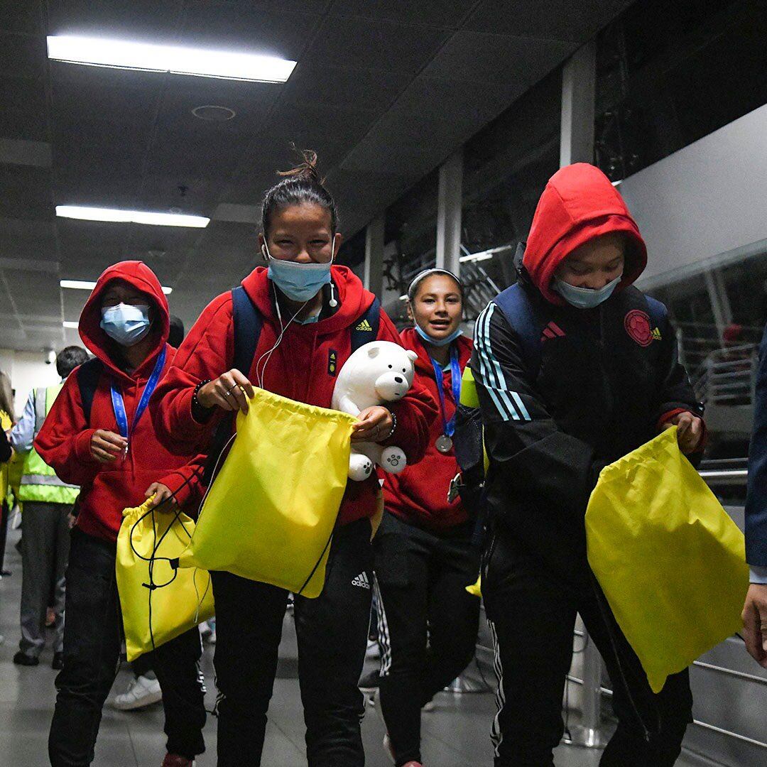 Las jugadoras de la Selección Colombia femenina Sub-17 en su arribo a la capital del país / @FCFSeleccionCol.