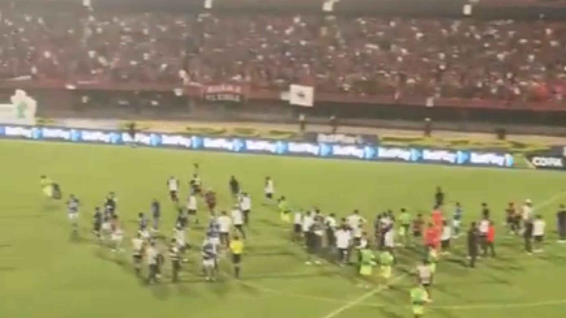 Aficionades del Cúcuta Deportivo invaden la cancha para agredir a jugadores de Millonarios