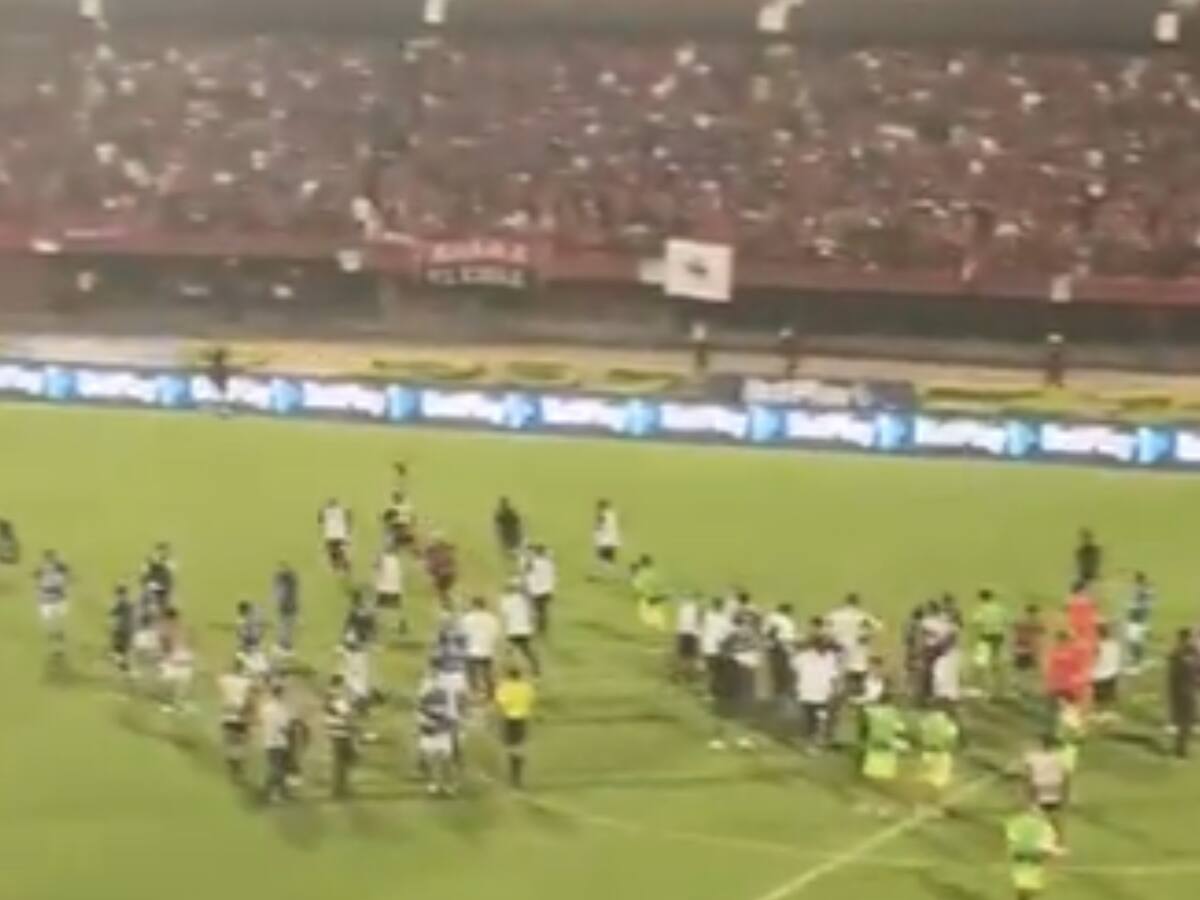 Una vergüenza: Hinchas del Cúcuta invadieron la cancha para golpear a jugadores de Millos