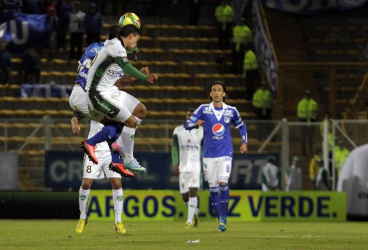 Los equipos en acción en el Estadio de Techo.