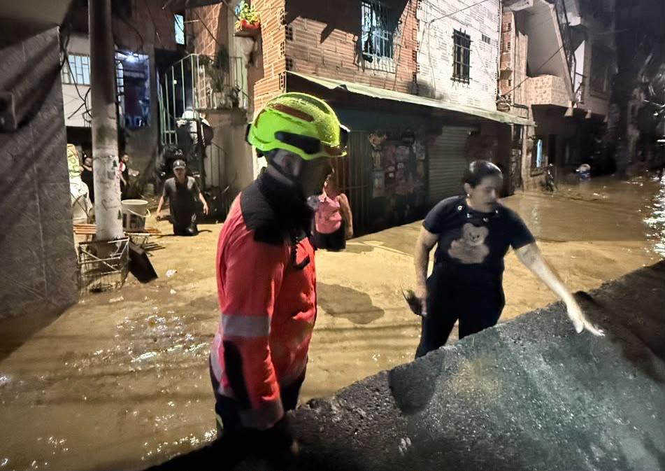 Casas inundadas por la quebrada La Iguaná en la parte baja de la cuenca- foto alcaldía de Medellín