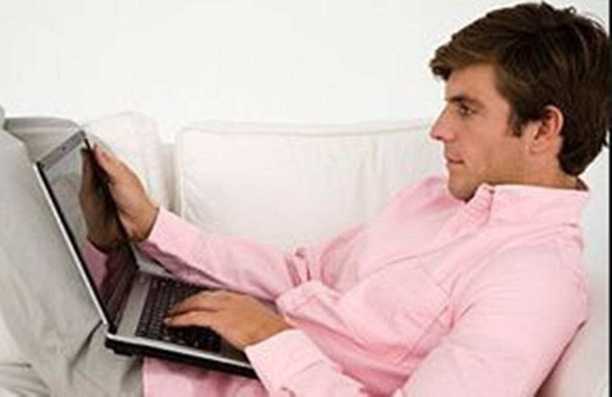 Lo mejor para prevenir dolores de espalda es mantener un soporte para su espalda cuando se siente frente a su computador.