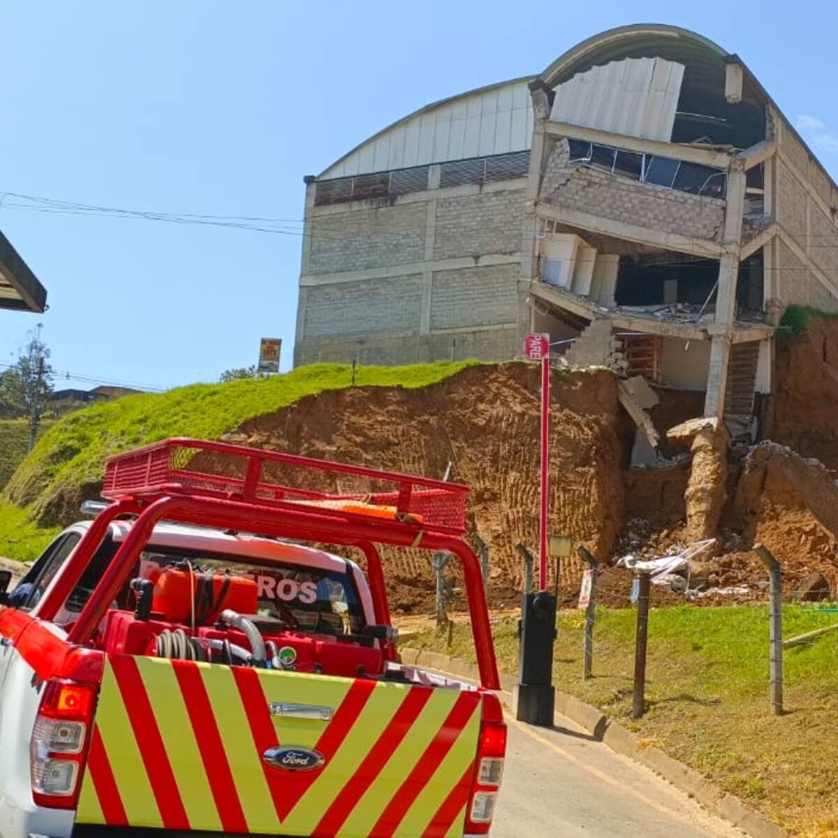 Una bodega vacía colapsó por una socavación en Guarne, Antioquia