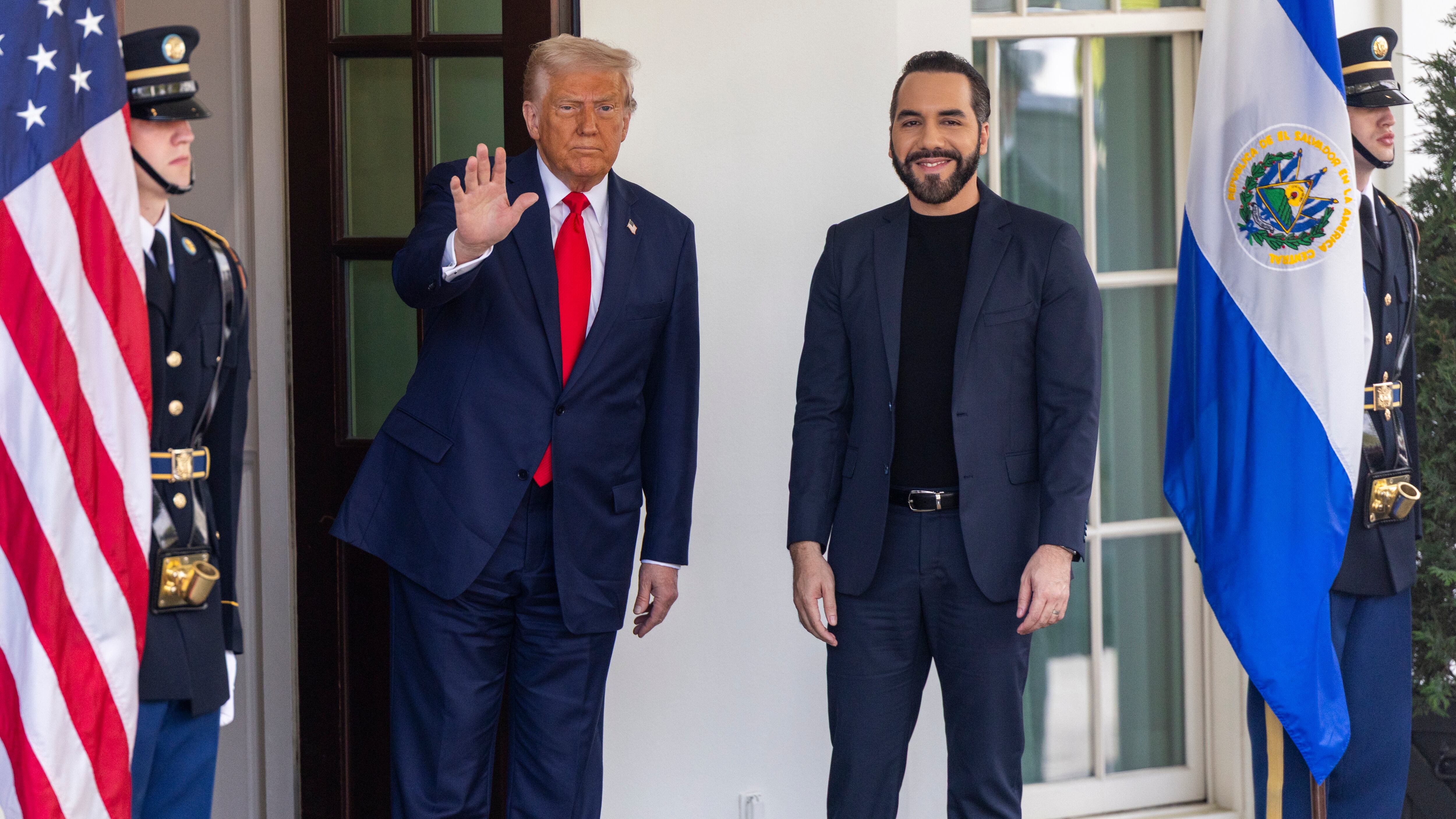 WASHINGTON (United States), 14/04/2025.- US President Donald J. Trump greets the President of El Salvador Nayib Bukele outside the West Wing of the White House in Washington, DC, USA, 14 April 2025. President Bukele meets with President Trump as controversy continues over the Trump administration's transfer of more than 200 Venezuelan immigrants accused of gang activity and violent crimes to a prison in El Salvador. EFE/EPA/SHAWN THEW