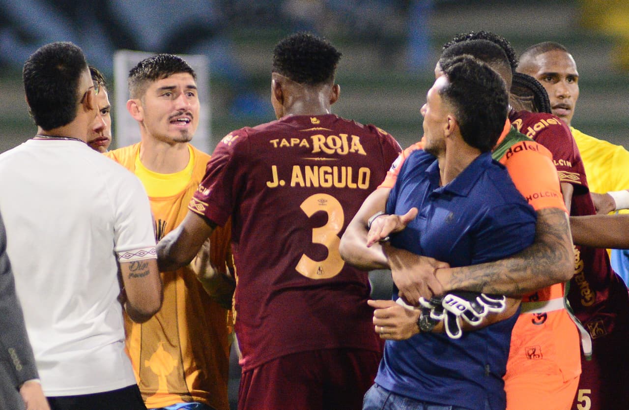 Lucas González es protegido por sus jugadores al final del partido contra O'Higgins / Colprensa.