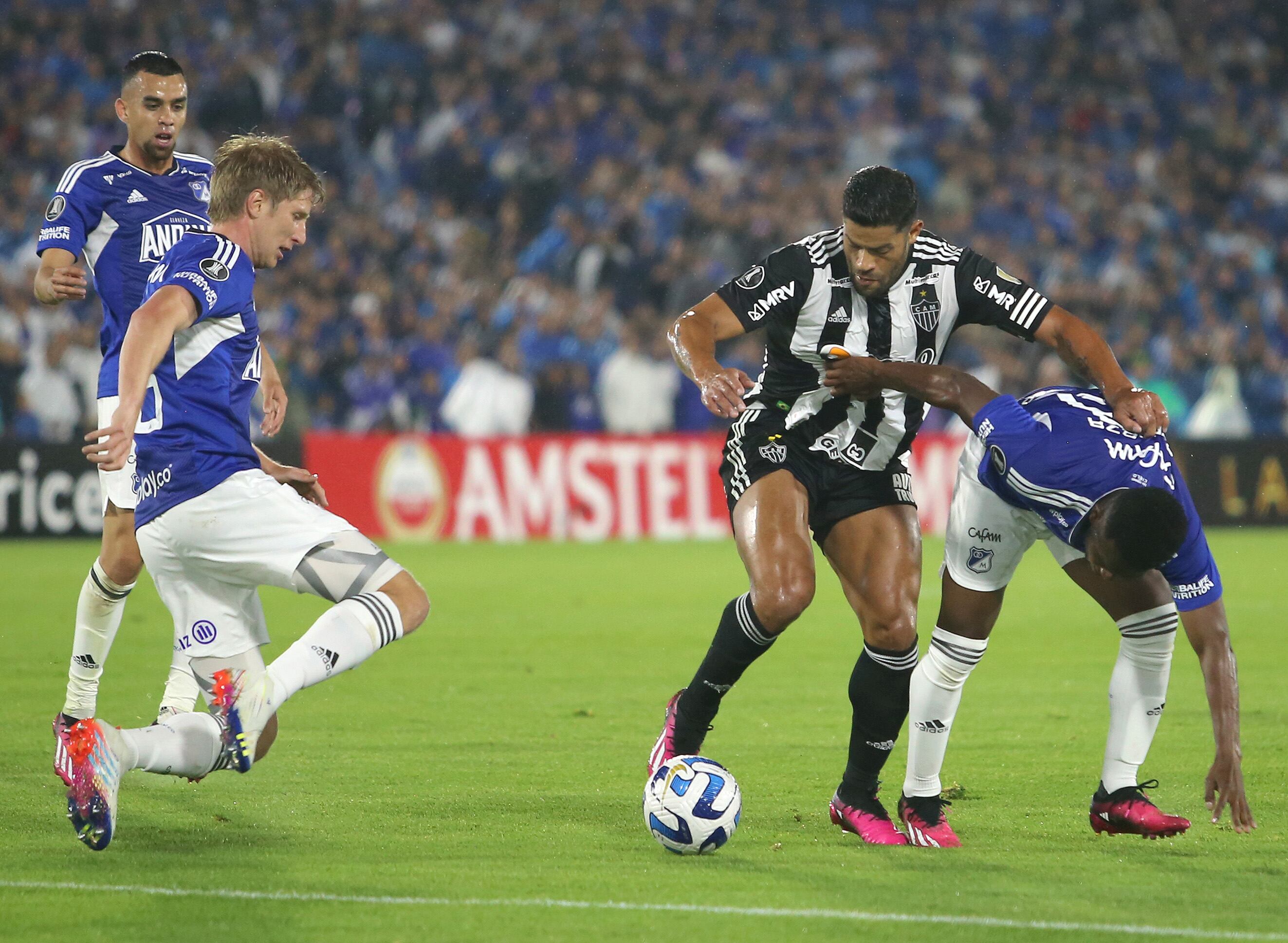 BOGOTA, COLOMBIA - 08 DE MARZO: Hulk de Atletico Mineiro de Atletico Mineiro (C) lucha por el balón con Elvis Perlaza de Millonarios (R) durante el partido Conmebol Libertadores 2023 entre Millonarios FC y Atlético Mineiro en Estádio El Campín el 8 de marzo de 2023 en Bogota Colombia. (Foto de Felipe Mateus/Eurasia Sport Images/Getty Images)