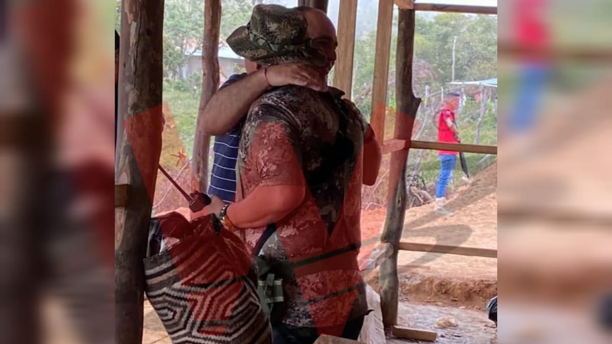 “Fui retenido”: alcalde Carlos Pinedo responde tras fotografías junto a alias ‘Camilo’