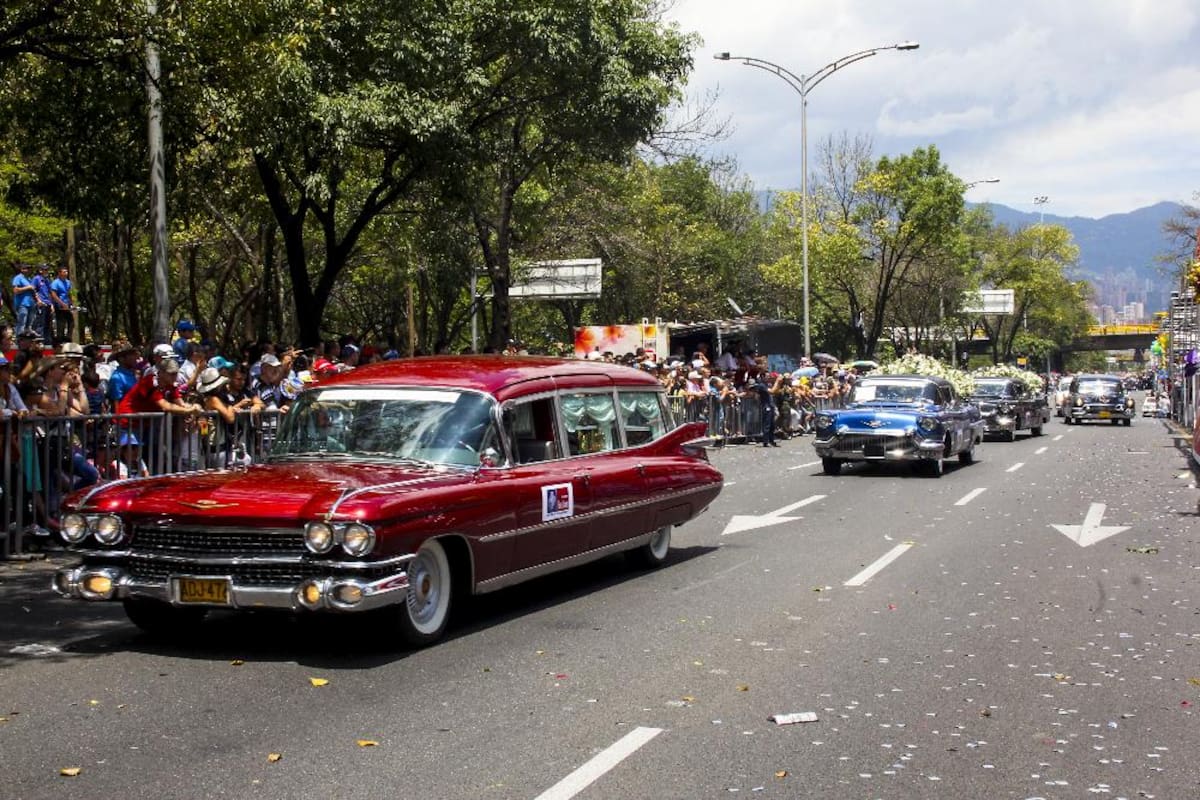 Desfile de autos clásicos y antiguos en la Feria de las Flores