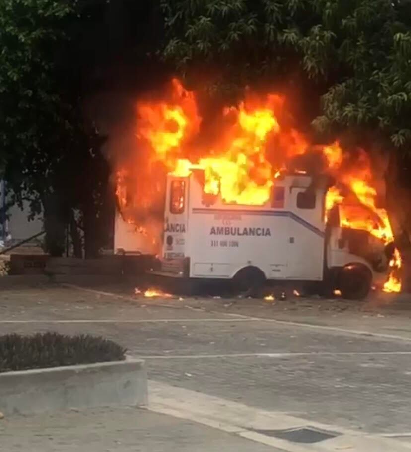 Las ambulancias fueron quemadas por encapuchados en Caucasia, Antioquia. Cortesía.