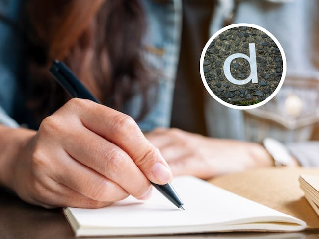 Persona escribiendo algo con un esfero en su cuaderno y la letra ‘D’ a su lado (Getty Images)