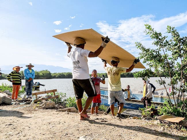 335 familias de pueblos palafitos de Magdalena reciben ayudas humanitarias tras vendaval