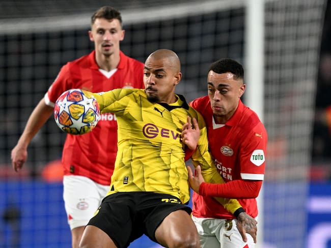 20 February 2024, Netherlands, Eindhoven: Soccer: Champions League, PSV Eindhoven - Borussia Dortmund, knockout round, round of 16, first leg, Philips Stadion. Dortmund&#039;s Donyell Malen (front) is attacked by Eindhoven&#039;s Sergino Dest (r). Photo: Federico Gambarini/dpa (Photo by Federico Gambarini/picture alliance via Getty Images)