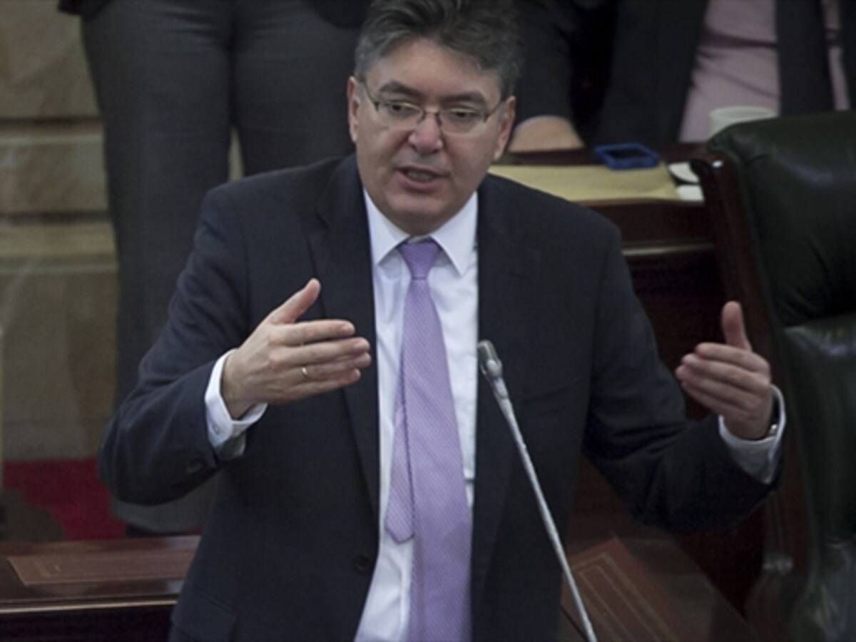 Caída del petróleo se reflejará en el año 2016: Minhacienda