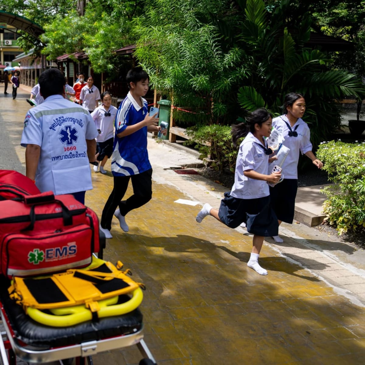 Adolescente armado mata a ocho personas en Tailandia, seis de ellas en una escuela