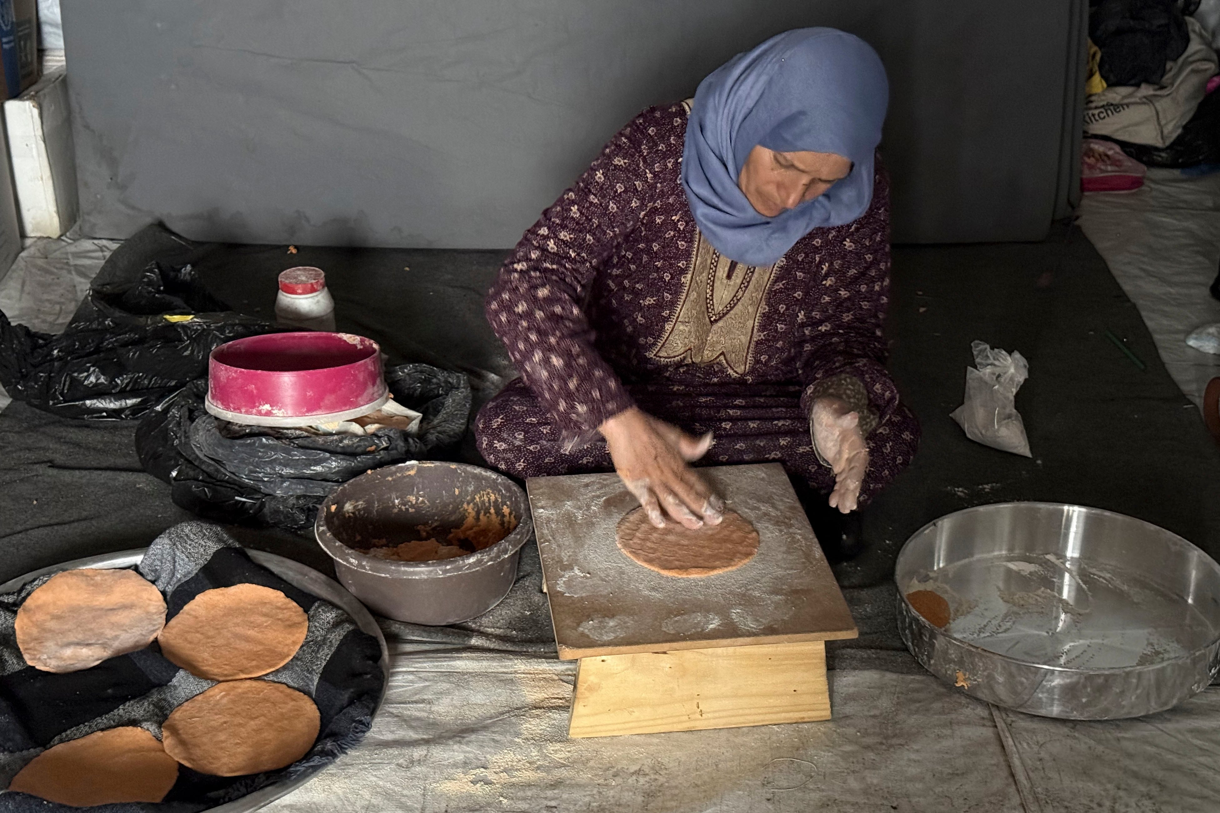 Jabalia (Gaza), 7 may (EFE).- Los precios desorbitados de la harina conducen a que muchos gazatíes busquen alternativas para hacer frente al hambre que sufren desde hace semanas, como hacer pan a partir de lentejas molidas, mucho más baratas, agrupándose frente a un establecimiento en Jabalia (norte de Gaza) donde pagan por triturar las legumbres. Desde hace más de dos meses, Israel impone un bloqueo a la entrada de ayuda humanitaria en la Franja de Gaza, que ha provocado un aumento en los precios de productos básicos como la harina y ha desembocado en una hambruna generalizada por todo el enclave palestino. EFE/ Ahmad Awad