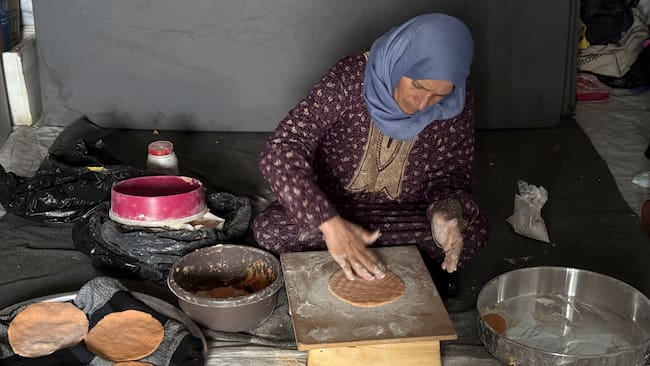 Jabalia (Gaza), 7 may (EFE).- Los precios desorbitados de la harina conducen a que muchos gazatíes busquen alternativas para hacer frente al hambre que sufren desde hace semanas, como hacer pan a partir de lentejas molidas, mucho más baratas, agrupándose frente a un establecimiento en Jabalia (norte de Gaza) donde pagan por triturar las legumbres. Desde hace más de dos meses, Israel impone un bloqueo a la entrada de ayuda humanitaria en la Franja de Gaza, que ha provocado un aumento en los precios de productos básicos como la harina y ha desembocado en una hambruna generalizada por todo el enclave palestino. EFE/ Ahmad Awad