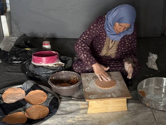 Jabalia (Gaza), 7 may (EFE).- Los precios desorbitados de la harina conducen a que muchos gazatíes busquen alternativas para hacer frente al hambre que sufren desde hace semanas, como hacer pan a partir de lentejas molidas, mucho más baratas, agrupándose frente a un establecimiento en Jabalia (norte de Gaza) donde pagan por triturar las legumbres. Desde hace más de dos meses, Israel impone un bloqueo a la entrada de ayuda humanitaria en la Franja de Gaza, que ha provocado un aumento en los precios de productos básicos como la harina y ha desembocado en una hambruna generalizada por todo el enclave palestino. EFE/ Ahmad Awad