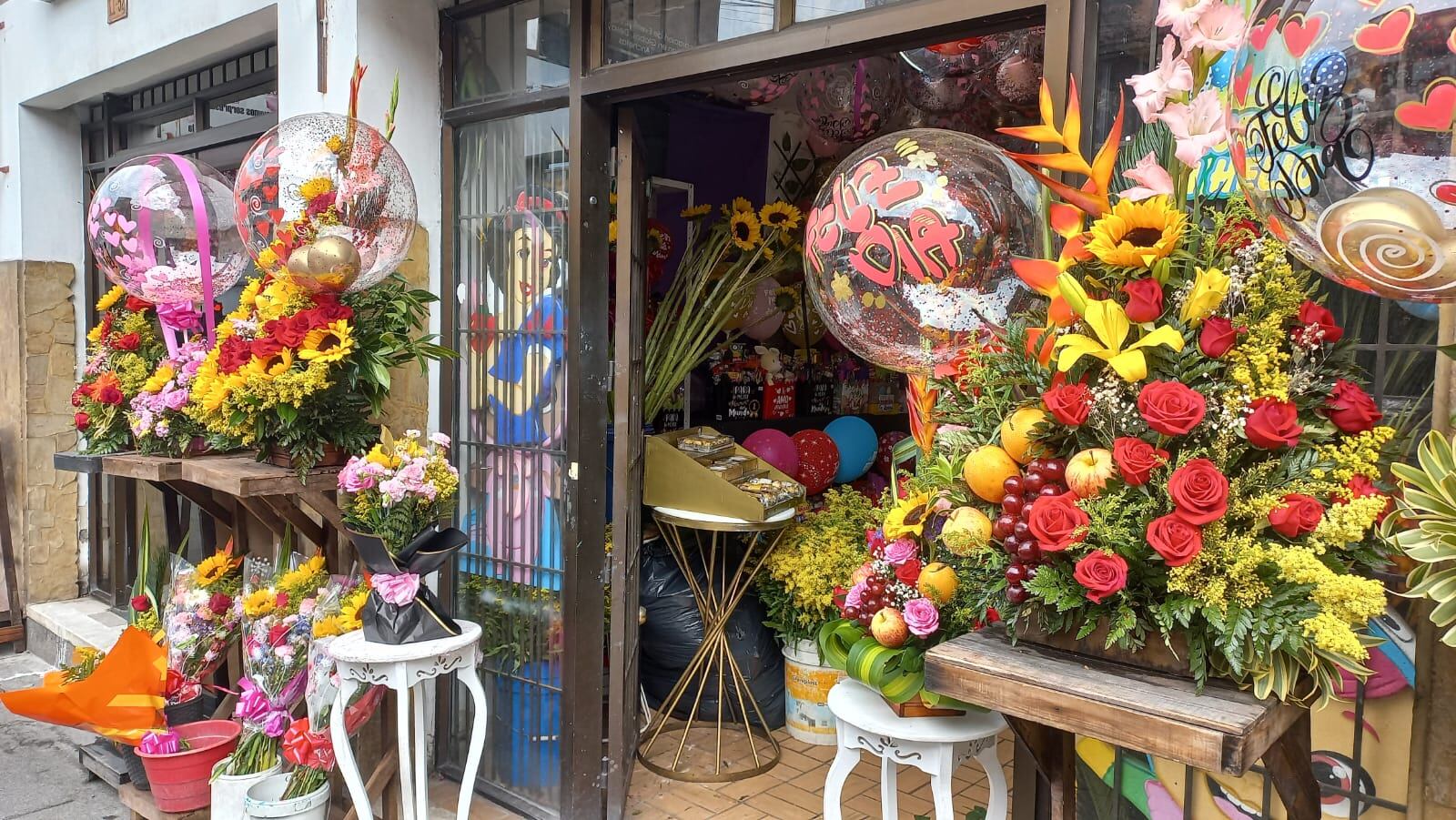Día de San Valentín, la calle de las flores en Armenia inundada de arreglos florales. Foto: Vanessa Porras