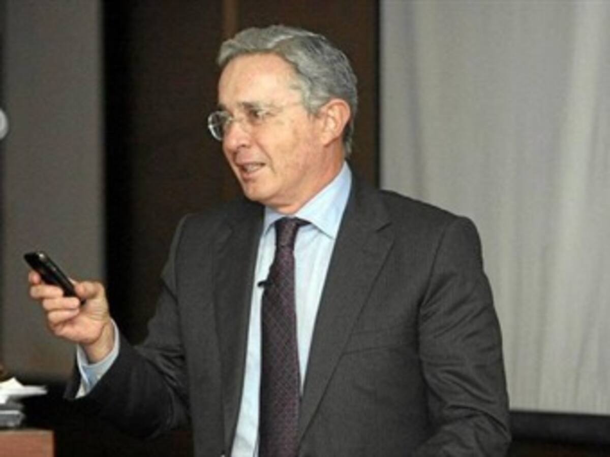 En Neiva amenazan a autor de libro que critica a Uribe