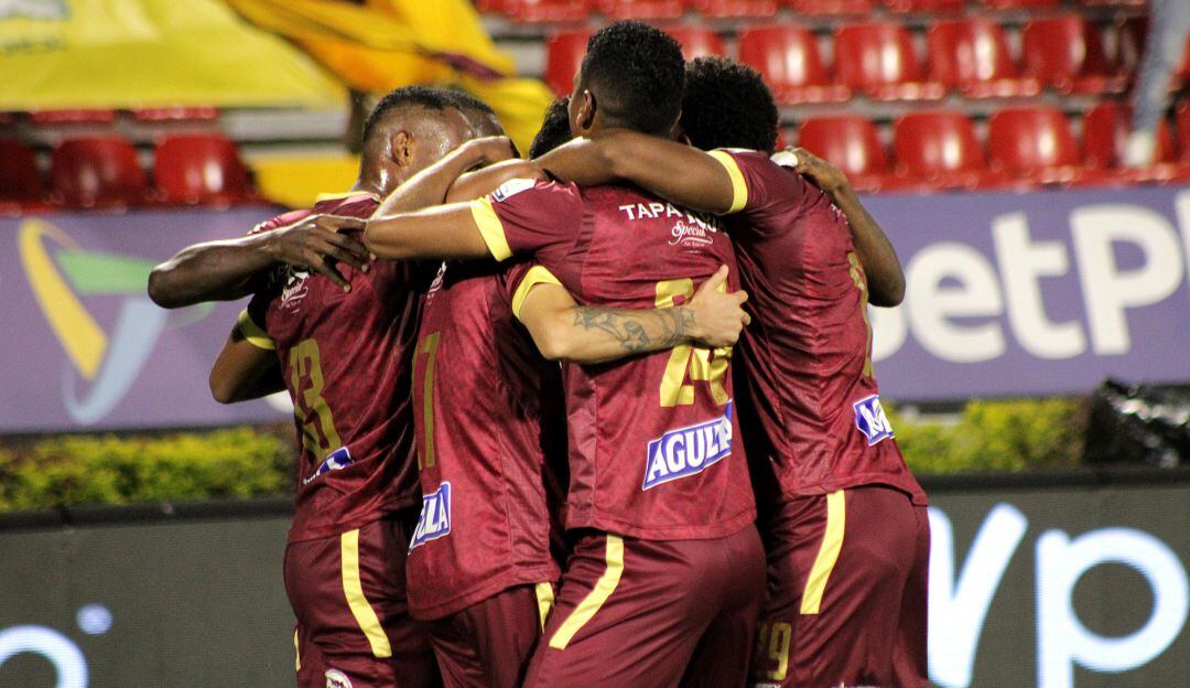 Los jugadores del Deportes Tolima festejan el primer gol del partido ante La Equidad.