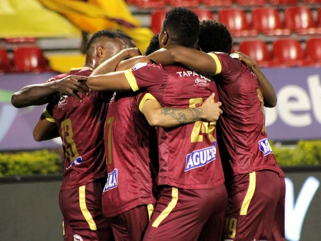 Los jugadores del Deportes Tolima festejan el primer gol del partido ante La Equidad.