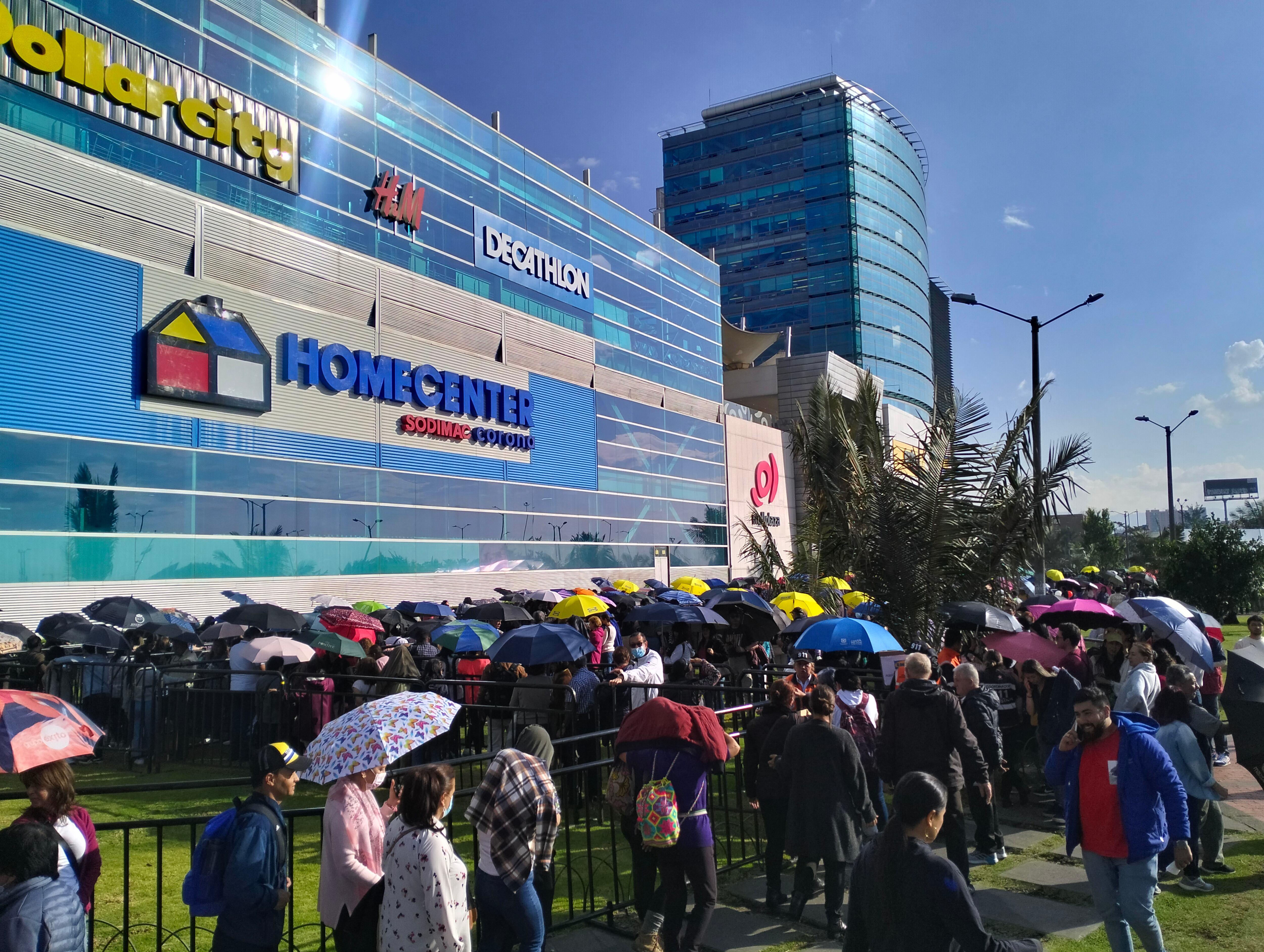 Ikea abre primera sede en Bogotá: Cientos de personas hacen fila para ingresar a la tienda