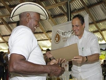 El ministro Juan Camilo Restrepo (izquierda de la foto) ha liderado la restitución de tierras. Foto: Difusión