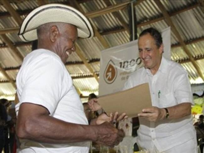 El ministro Juan Camilo Restrepo (izquierda de la foto) ha liderado la restitución de tierras. Foto: Difusión