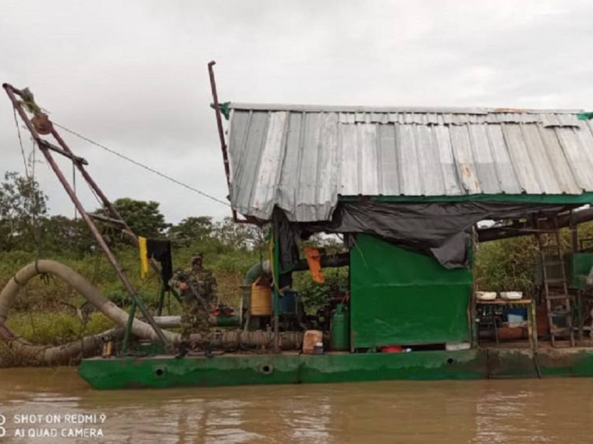Incautan siete dragas y once motores de minería ilegal en el Bajo Cauca