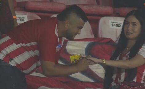 Pedida de matrimonio en partido del Junior de Barranquilla / Captura de pantalla