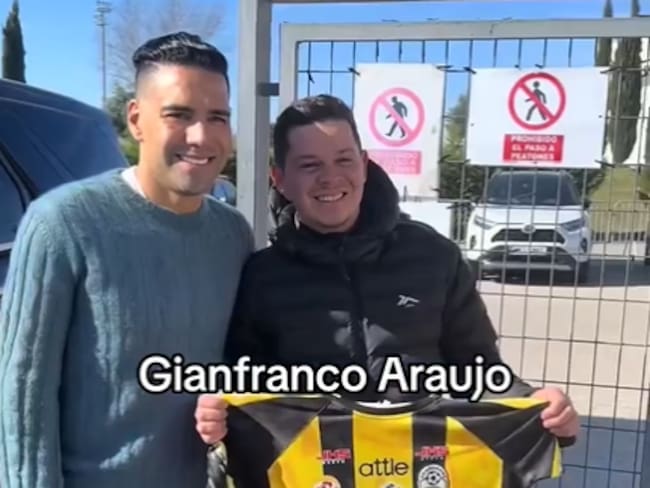 Falcao García junto a un hincha del Deportivo Táchira / Twitter.