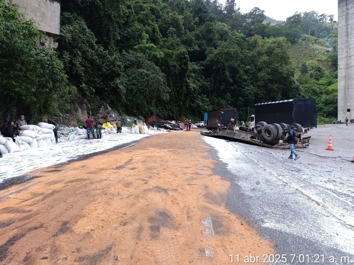 Habilitan paso controlado de vehículos en la vía hacia el Alto de la Línea