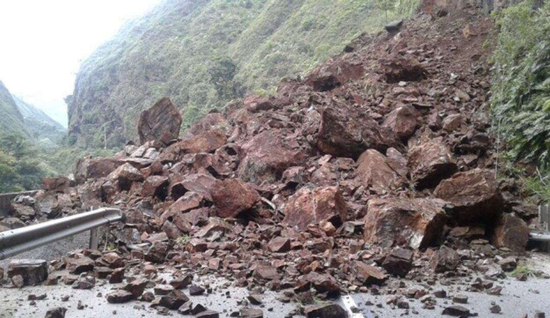 Deslizamientos de tierra en la Vía al Llano. 