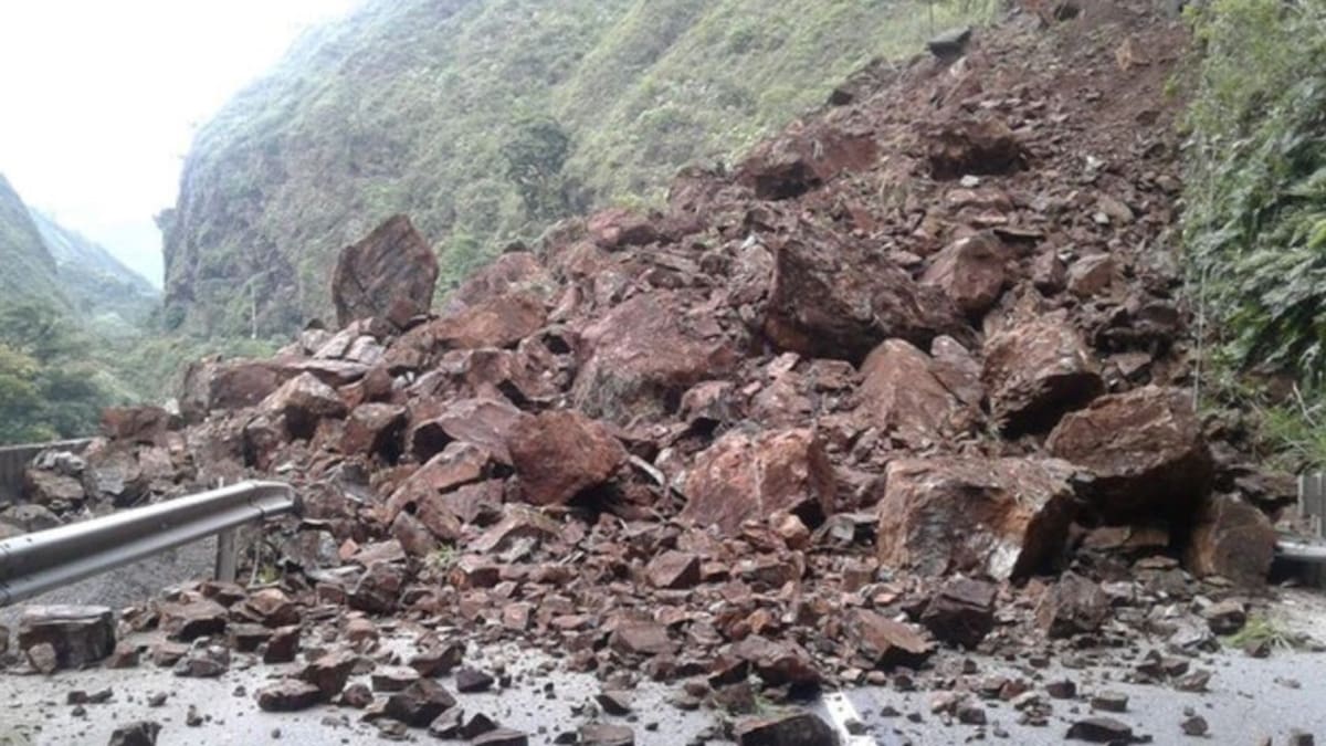 La vía al llano permanece cerrada por deslizamientos den tierra
