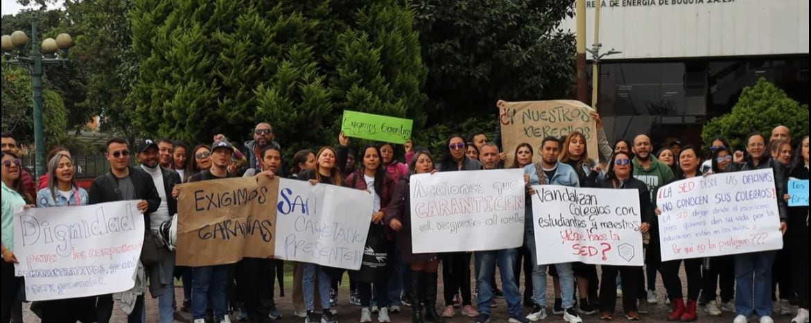 Profesores del Colegio San Cayetano en Bogotá protestan frente a la Secretaría de Educación exigiendo garantías para su labor. Foto: ADE.